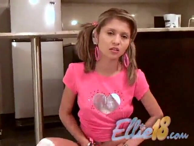 Ellie 18: Ellie 18 comel tidak kisah awak menontonnya melancap