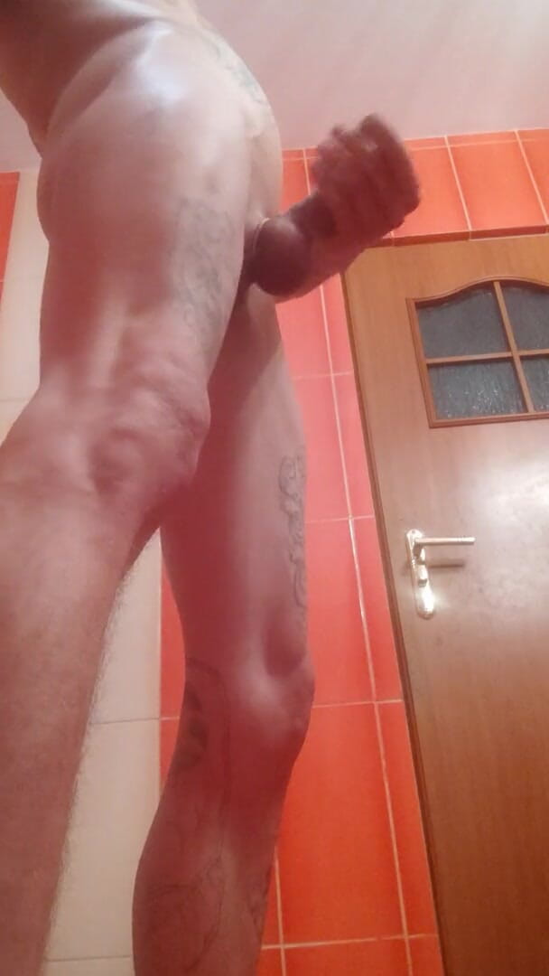 Hard big Tatooed cokk!: Handstand &amp; aftrekken - solo