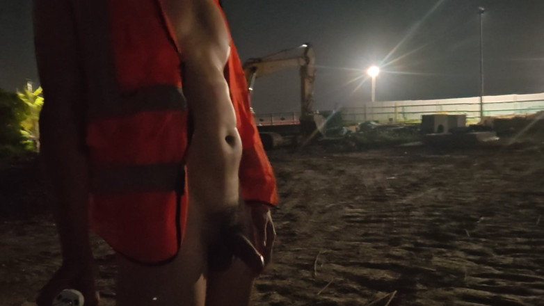 ChineseBisexual: Patrulhas nuas em canteiros de obras, deixando esperma ao lado...