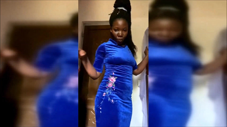 African Beauties: Çiş deliğimle oynuyorum