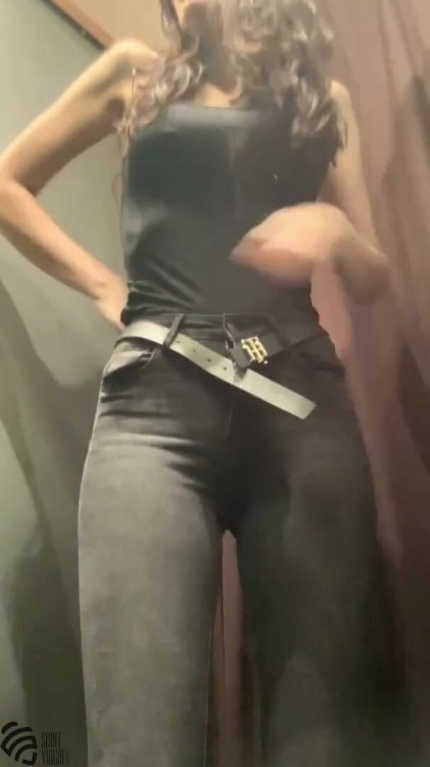 LizaVirgin: Sexy MILFka masturbuje v šatně obchodu