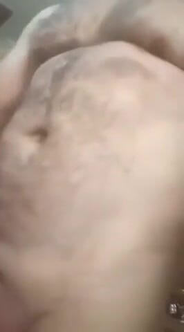 Horny Inn: Turkse hete man masturbeert