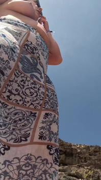 Mamă sexy goală tachinând pula pe plaja publică