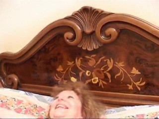 XTime Solo: La donna grassa amatoriale gioca nel suo letto con alcuni...