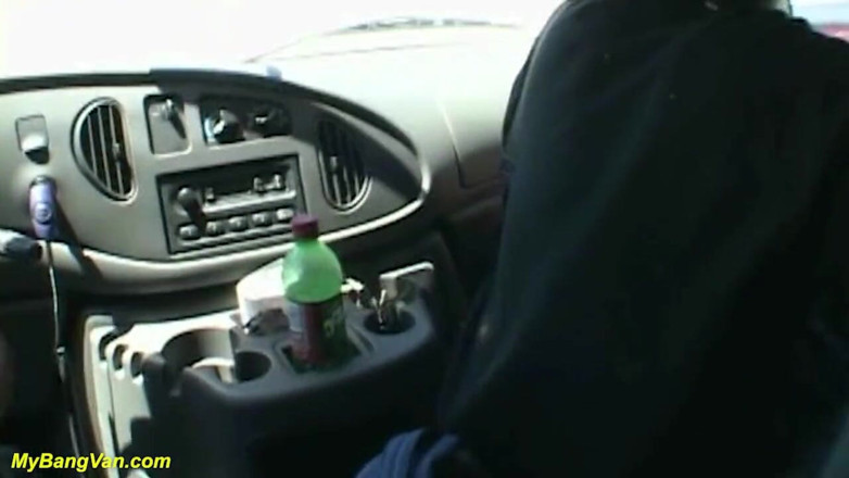 My Bang Van: スキニー熟女はバンバンに乗るために通りから拾った