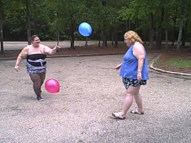 BBW nurse Vicki adventures with friends: Grandotas chicas juegan volley ball con globos