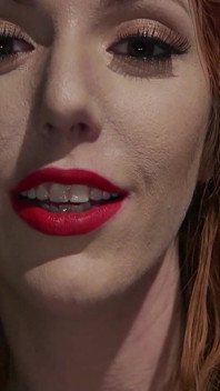 Lauren Phillips v latexu představuje Lauren Phillips