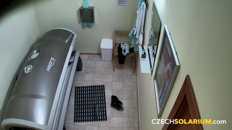 Czech Solarium: Чешский солярий 179 брюнетка мастурбирует в солярии для камеры