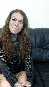 Scout allemand - Balea Scarleg, modèle allemande tatouée avec la langue partagée, lors du deuxième porno