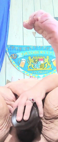 Owłosiona cipka niespodzianka, gdy spuści się przed jego oczami