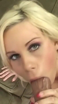 cycata blondynka MILF jedzie kutasa i dostaje wytrysk na twarz