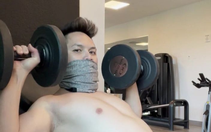 barenakedboy: Mastarbating en el gimnasio