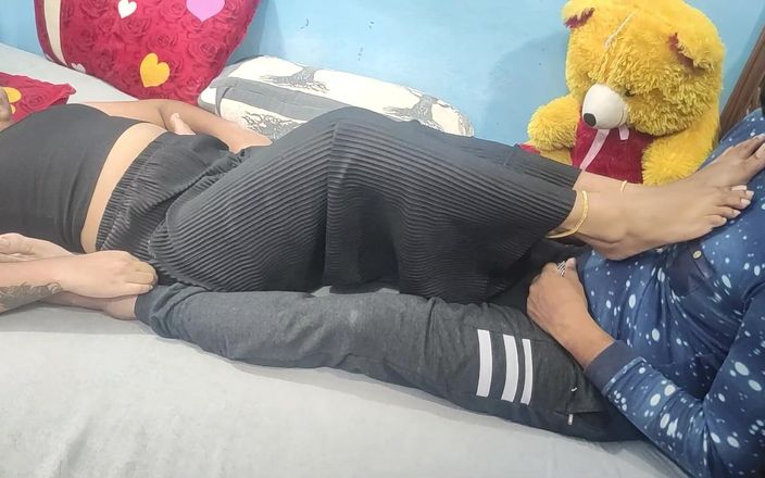 Vaigavarun Feet romance: Brust mit füßen treten