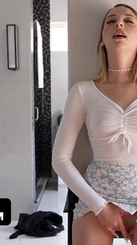 Сногсшибательная тинка Lily Larimar няни одержима мясистым хуем ее босса - TeamSkeet Nanny