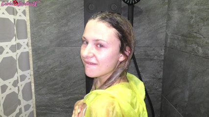 Laloka4you: Novia cachonda ofrecida mamada con impermeable en la ducha con...