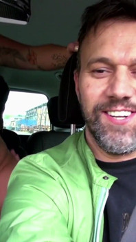 Sexy tätowierte MILF drinnen und draußen zertrümmert