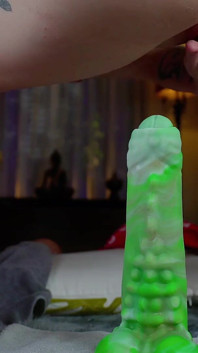 मेरे सबसे बड़े डिल्डो के साथ चूत खींचना