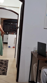 Une vraie femme trompe son mari pendant qu’il porte des écouteurs avec le livreur.