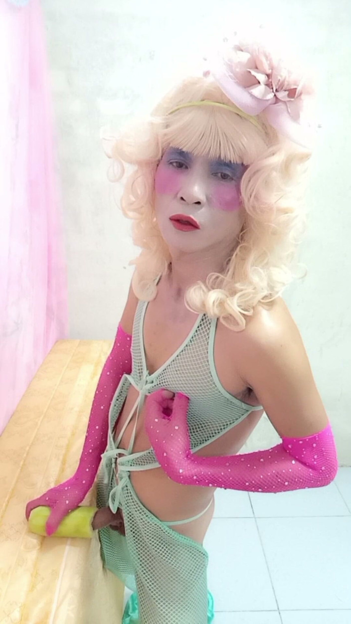 nguyen dang thien tri: Oanh Le สาวข้ามเพศสวมเสื้อผ้าเซ็กซี่ หนังโป๊เล่นกับกระป๋องเทียม