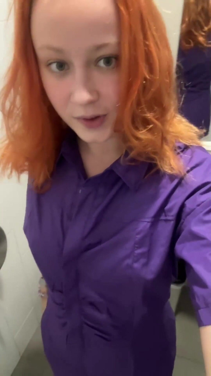 Sheryl X Sinclair: Pisse dans les toilettes publiques avec mon ami sexuel !