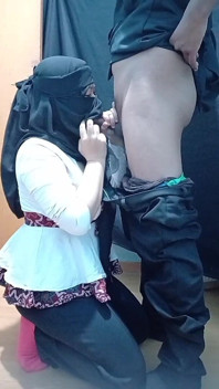 Una Donna Sola Che Indossa Un Hijab in Una Pensione Vuole Pomiciare Con Una Guardia Di Sicurezza.
