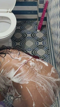 Pertunjukan bilik mandi viral gadis panas