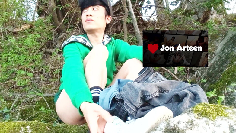Jon Arteen: Jon Arteen. Twink se masturba al aire libre en la...