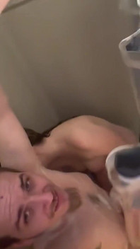 Stiefbroer komt stiefzus tegen onder de douche