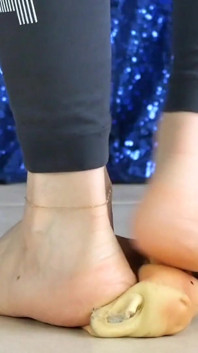 Asmr Crush Barefeet: Piglet