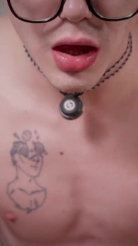 Ich entleere meine Eier in den heißen Twinks Arsch, nachdem ich ihren süßen Arsch gut geleckt und ihren süßen Mund gefickt hatte.