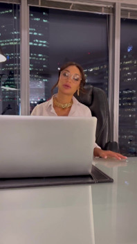 La patronne Monika Fox s'amuse au bureau le soir