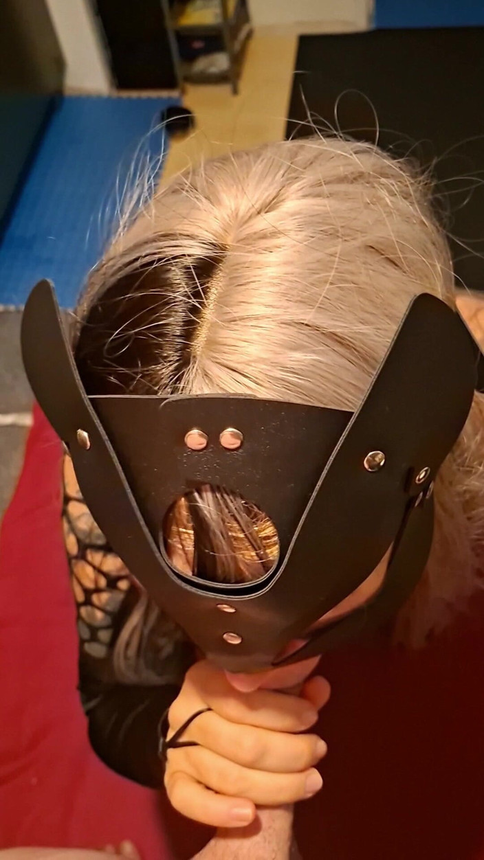 Blond Kate: शुक्रवार की रात थोड़ा सेक्स
