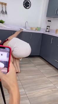 Scopo L'amica Della Mia Matrigna in Cucina, La Faccio Venire All'orgasmo Con Il Mio Cazzo Enorme