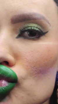 Cewek bimbo dengan lipstik dengan lipstik warna hijau lagi asik ciuman 4k ultra hd