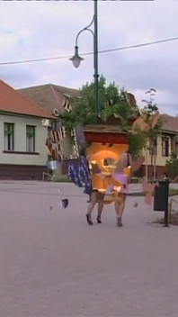 Zwei erstaunliche MILfs mit kleinen titten und enger muschi werden von einem retro-schwanz gefickt und in den mund gespritzt