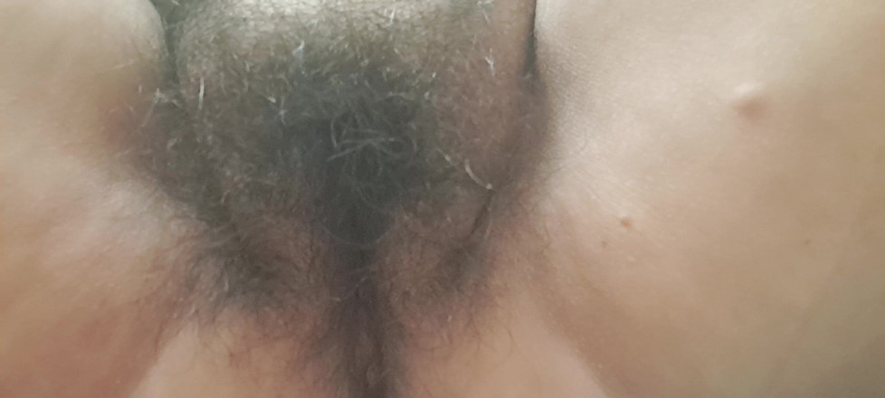 Mommy big hairy pussy: 熱い脚にクリームを塗る