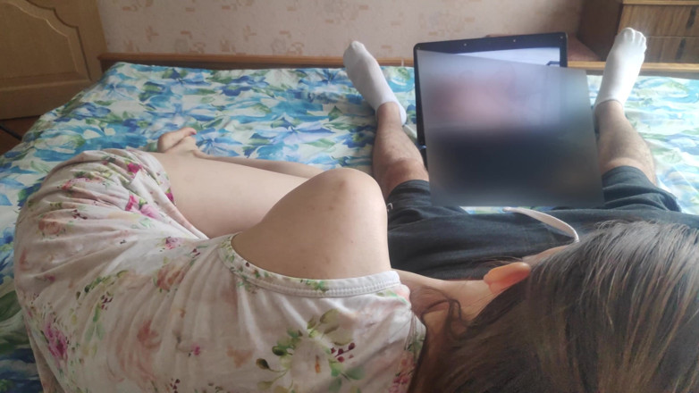 Sasha Green: 포르노를 보면서 의붓아들에게 자지를 빨아주는 자위
