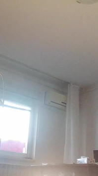 素人人妻裸体做家务。阴毛浓密的黑发女郎，大屁股。