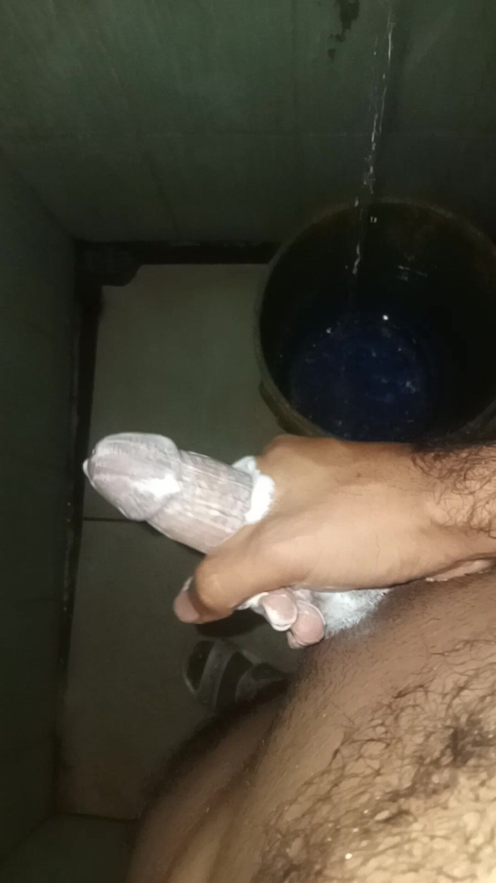 Cute boy jerks off: O fată se masturbează în baie