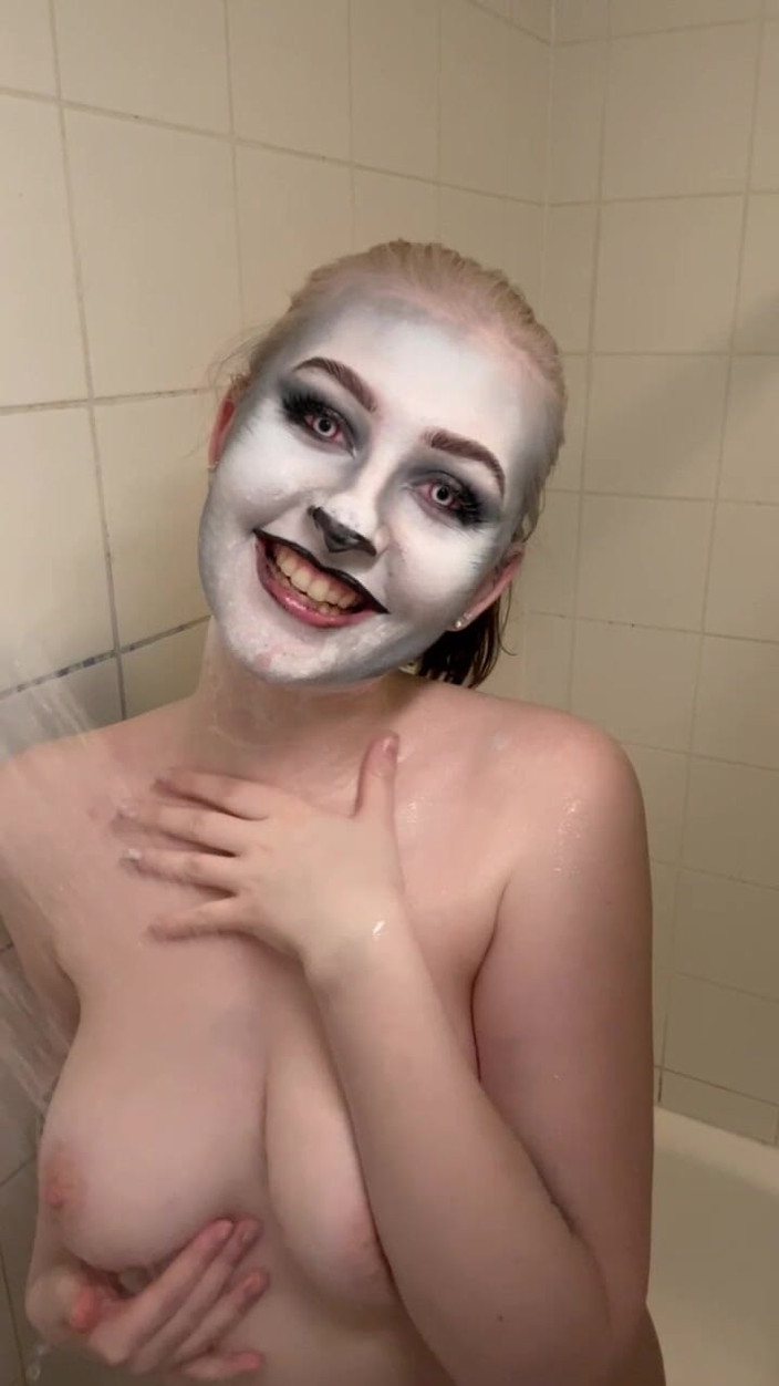 Em Yang: Loona wolf body paint removal &amp; tit play cosplay