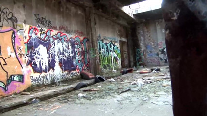 Backdoor Films: Niesamowita blondynka nastolatka cieszy dong kolesia na zewnątrz