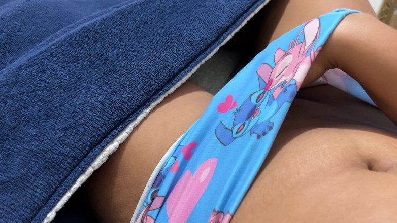 AngelNovinha: La ragazza si è eccitata mentre giocava ed è rimasta sola