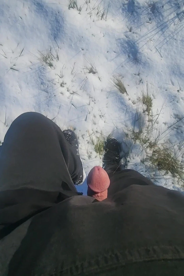 Djk31314: 穿着新的易穿裤子在雪地里独奏的乐趣。