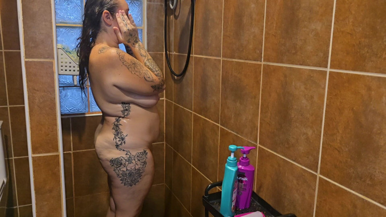 Jimbob Star Straight: Jade lagi asik mandi pakai sabun