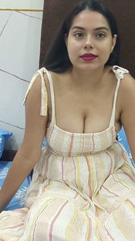 내 의붓아빠의 자지와 거친 섹스는 이별 후 Saara의 젖은 보지에 딱 걸린다