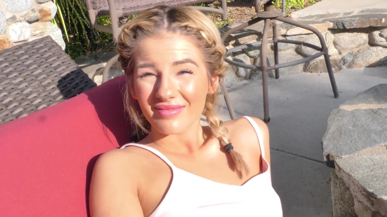 Perv Milfs n Teens: Bella Rose wordt betrapt op masturberen door haar stiefvader, dus...