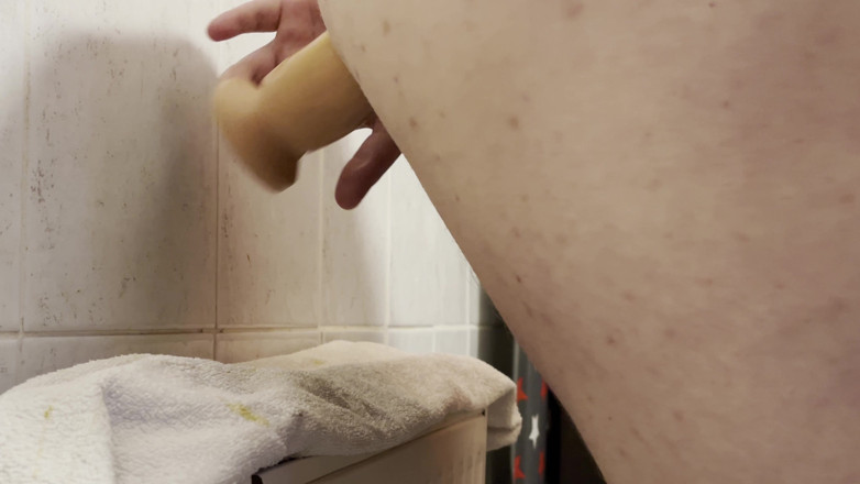 Aimeronds: Dildo membuatku menghela nafas senang.