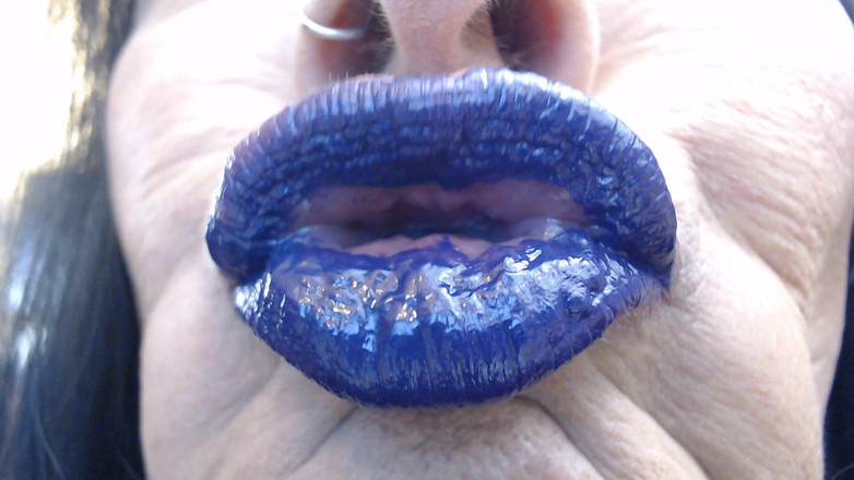 Abby Anna: 蓝色紫色的嘴唇棒特写鸭子