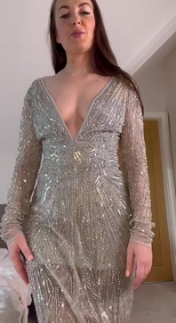 O doamnă elegantă te face să te masturbezi pentru vedere sub fustă