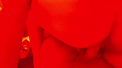 AngyAmazon: 在一个漂亮的霓虹灯房间里以亚马逊体位支配我的绿帽男